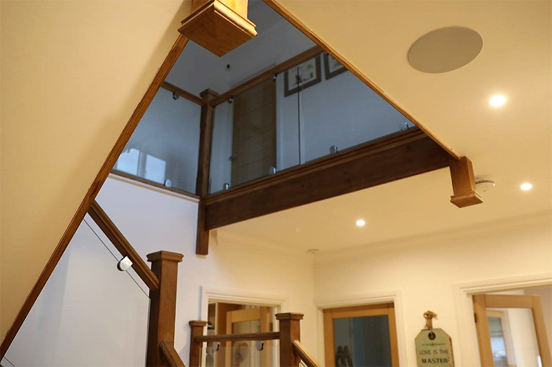 Entrance hall with speaker and lighting